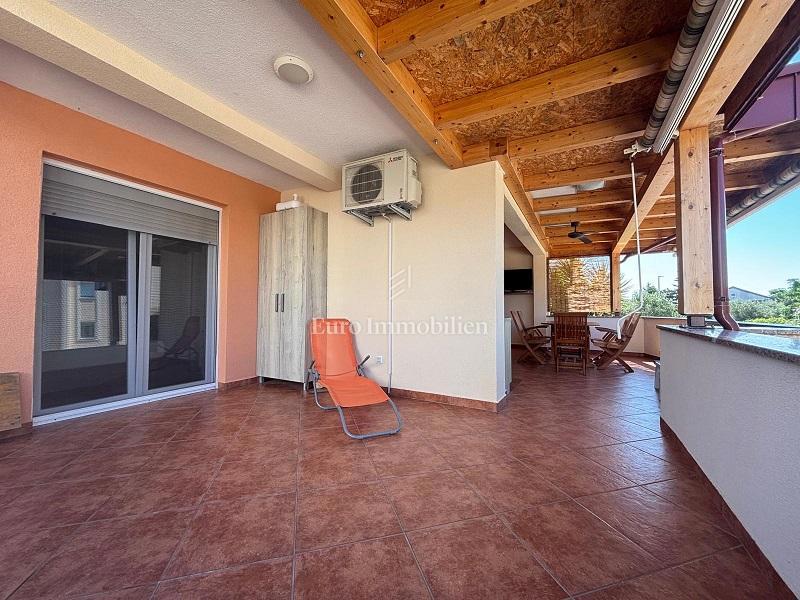 Stara Novalja – Appartamento al piano terra con terrazza