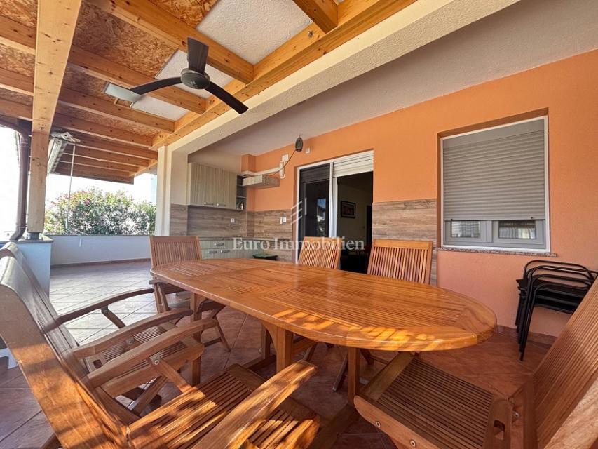 Stara Novalja – Appartamento al piano terra con terrazza