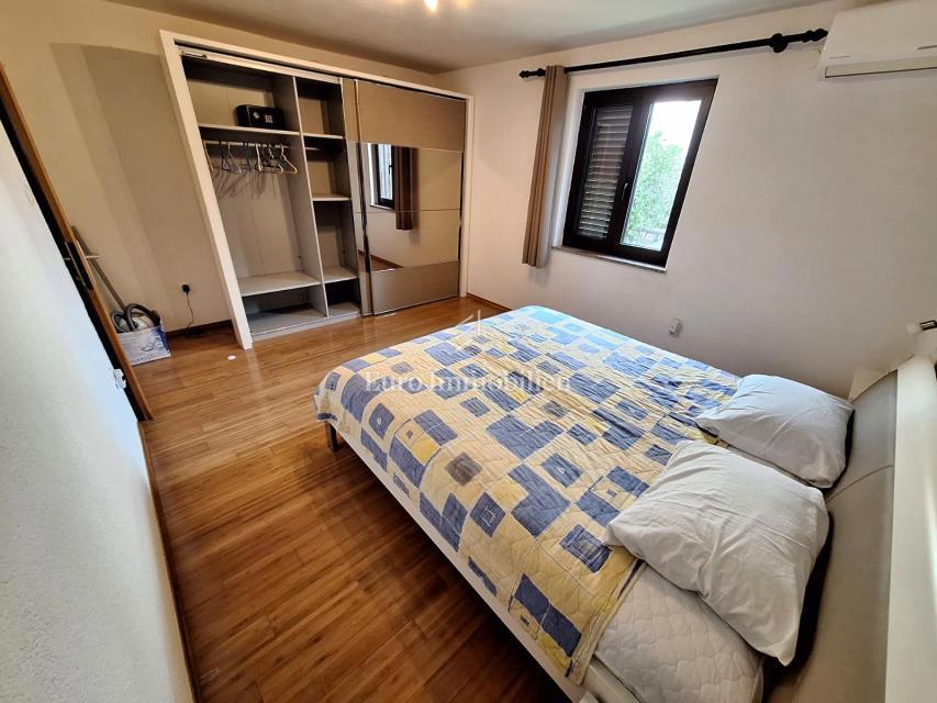 Punat, casa indipendente con piscina in buona posizione