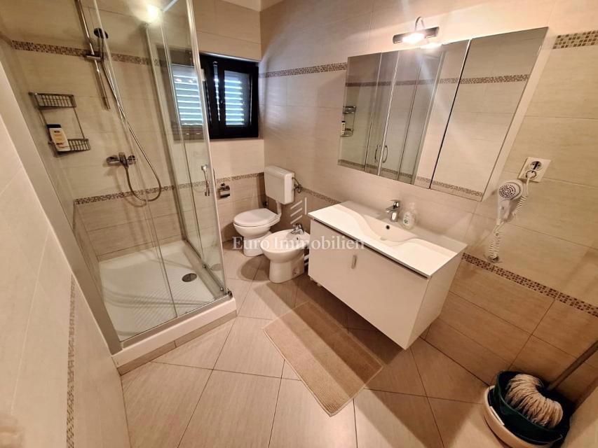 Punat, casa indipendente con piscina in buona posizione