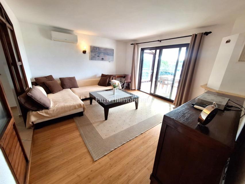 Punat, casa indipendente con piscina in buona posizione