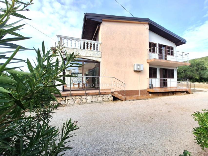 Punat, casa indipendente con piscina in buona posizione