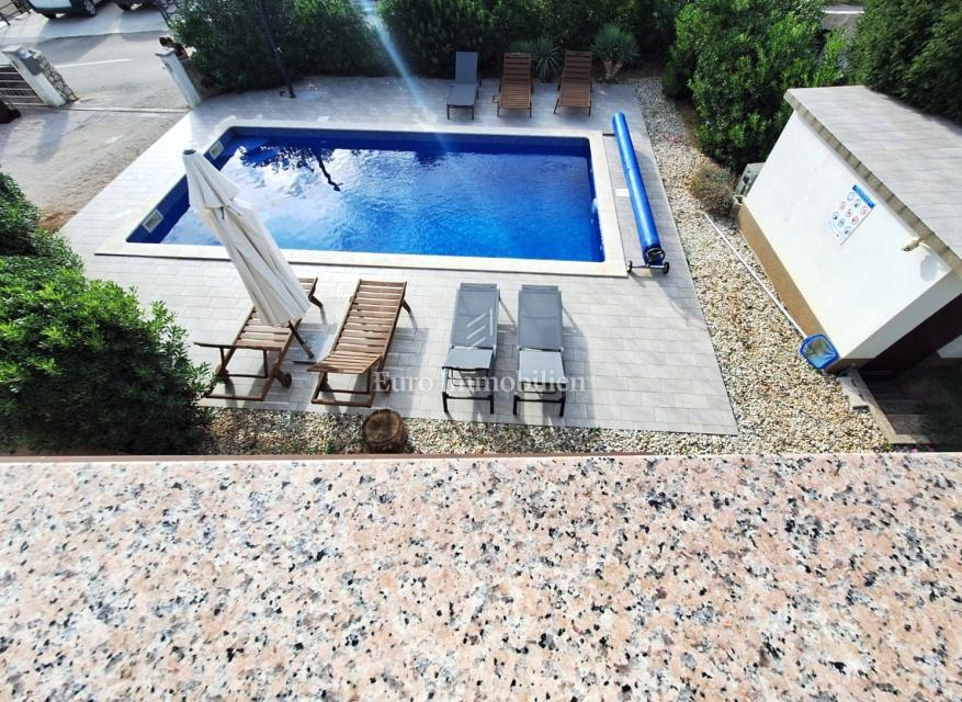 Punat, casa indipendente con piscina in buona posizione