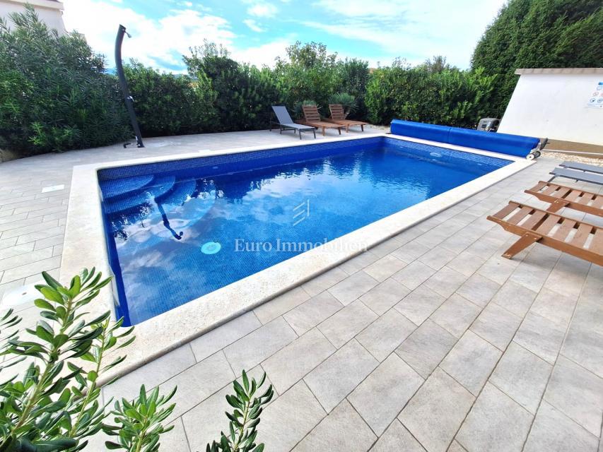 Punat, casa indipendente con piscina in buona posizione