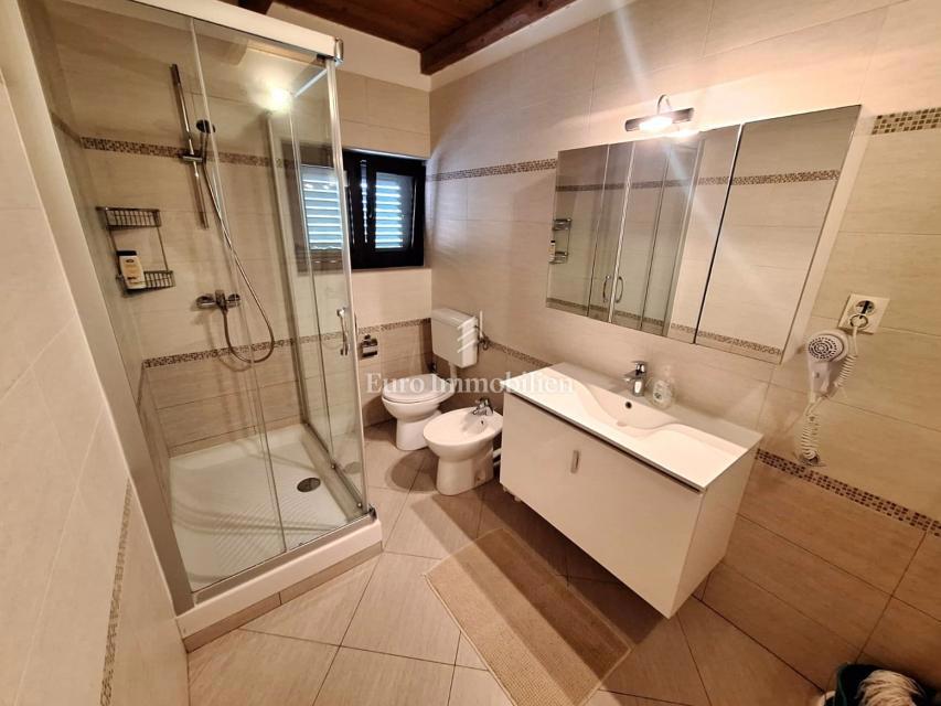 Punat, casa indipendente con piscina in buona posizione