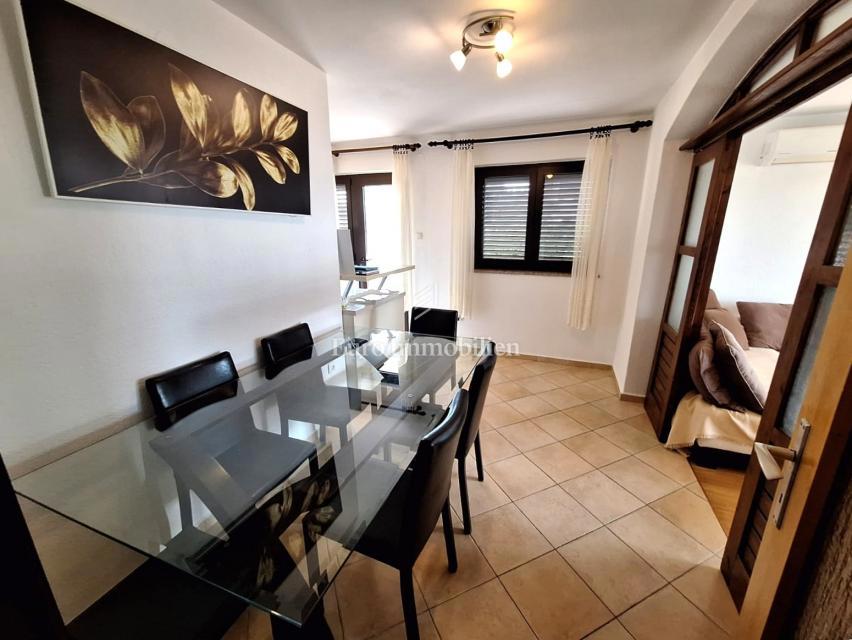 Punat, casa indipendente con piscina in buona posizione