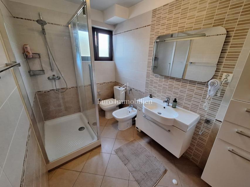 Punat, casa indipendente con piscina in buona posizione