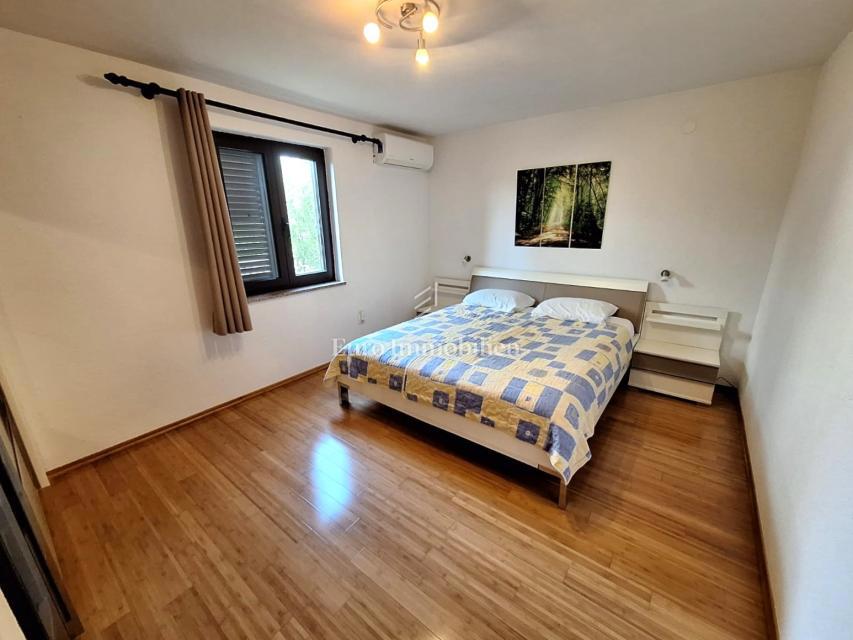 Punat, casa indipendente con piscina in buona posizione