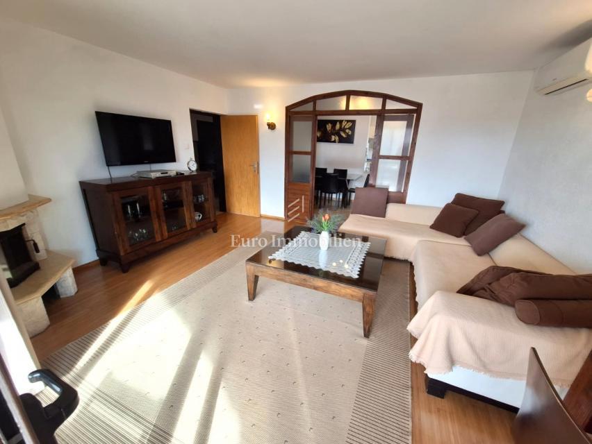 Punat, casa indipendente con piscina in buona posizione