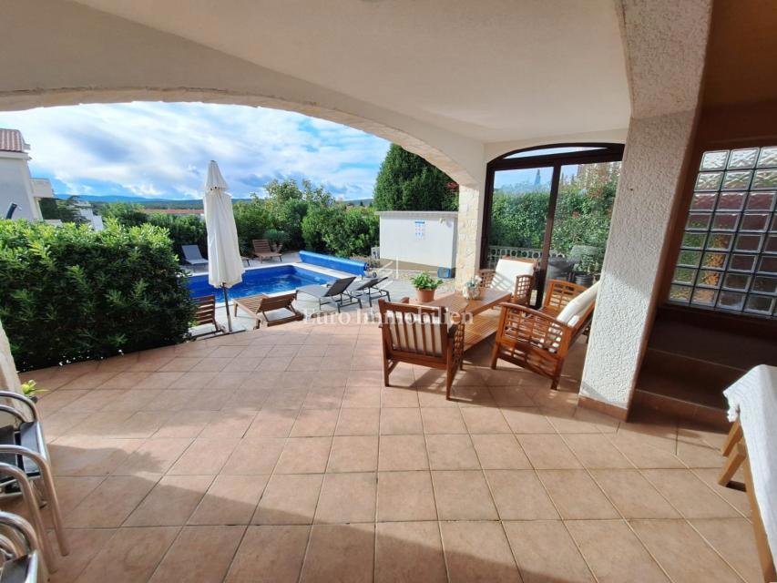 Punat, casa indipendente con piscina in buona posizione