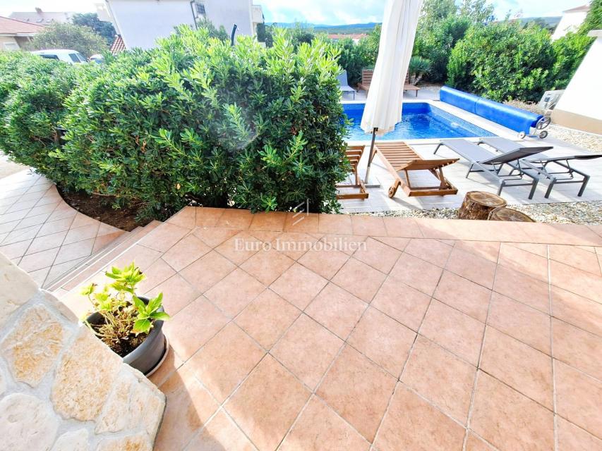 Punat, casa indipendente con piscina in buona posizione