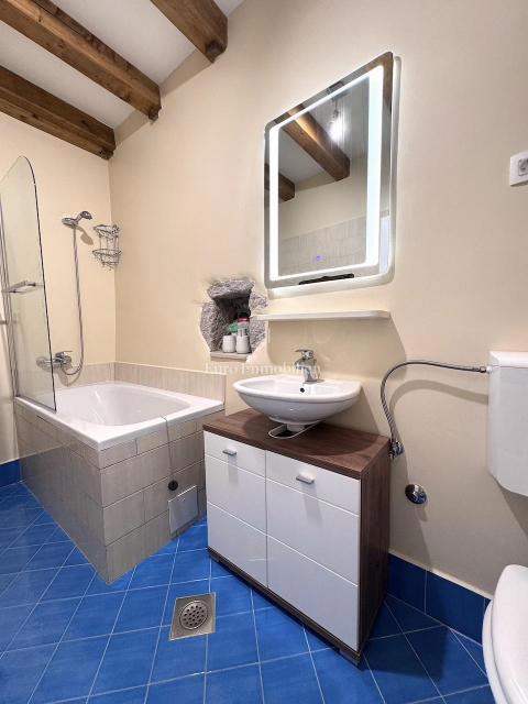 Due Case in Pietra Ristrutturate con Piscina