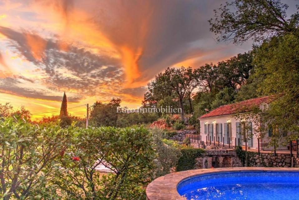 Due Case in Pietra Ristrutturate con Piscina