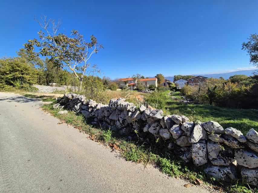 Isola di Krk, zona Dobrinja, terreno per due edifici