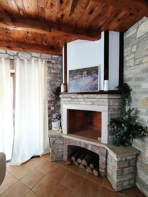 Istria, Svetvinčenat, casa in pietra con piscina