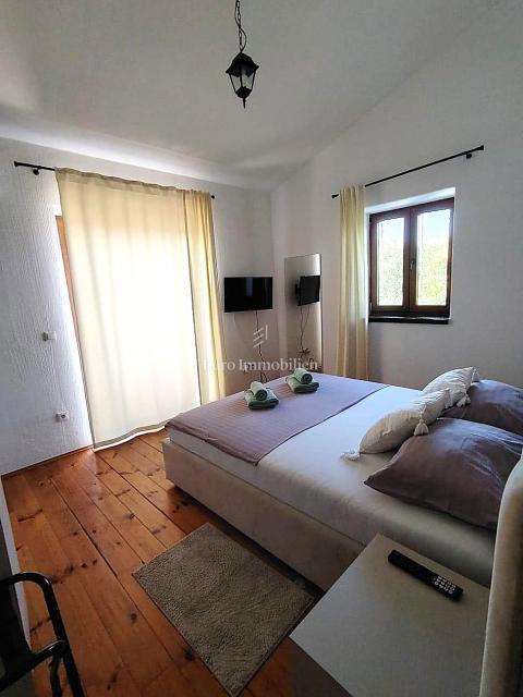 Istria, Svetvinčenat, casa in pietra con piscina