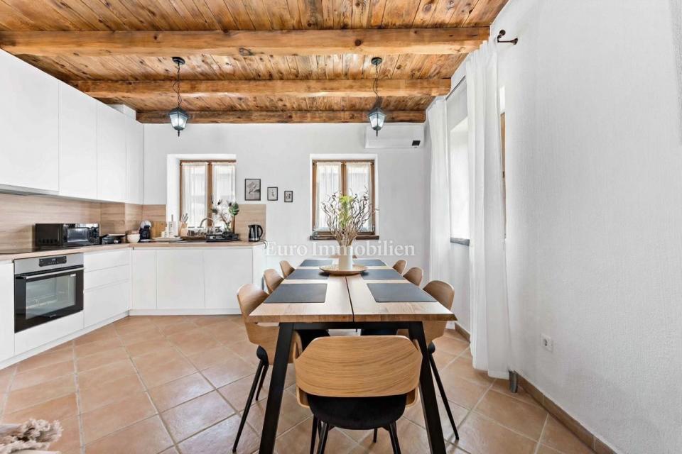 Istria, Svetvinčenat, casa in pietra con piscina