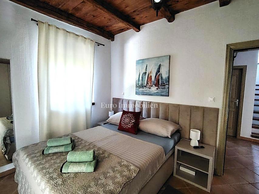 Istria, Svetvinčenat, casa in pietra con piscina