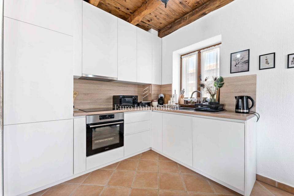 Istria, Svetvinčenat, casa in pietra con piscina