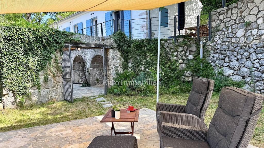 Due Case in Pietra Ristrutturate con Piscina