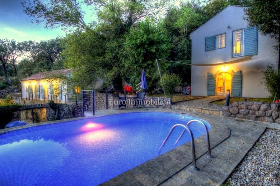 Due Case in Pietra Ristrutturate con Piscina