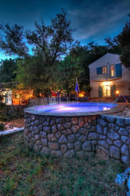 Due Case in Pietra Ristrutturate con Piscina