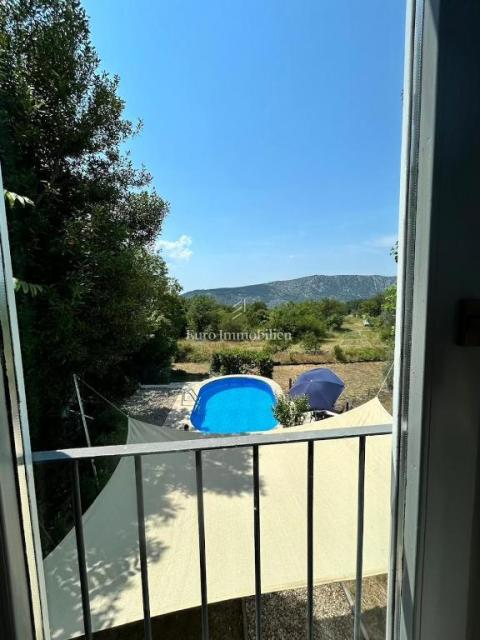 Due Case in Pietra Ristrutturate con Piscina