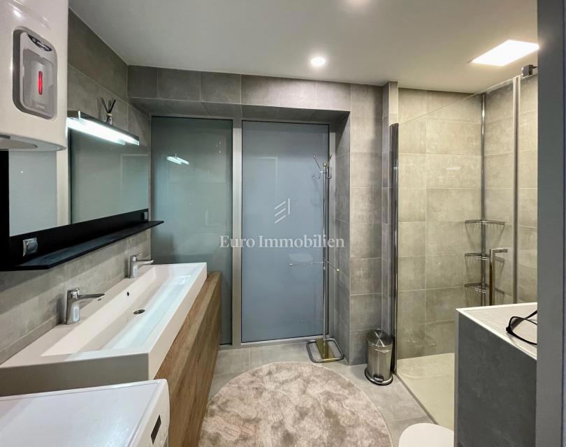 Moderna casa familiare con terrazze e giardino