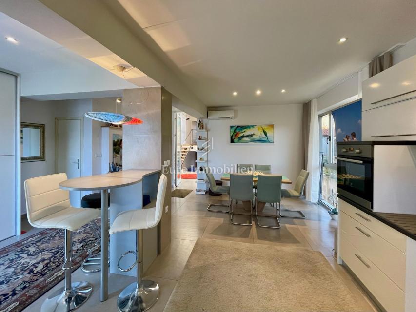 Moderna casa familiare con terrazze e giardino