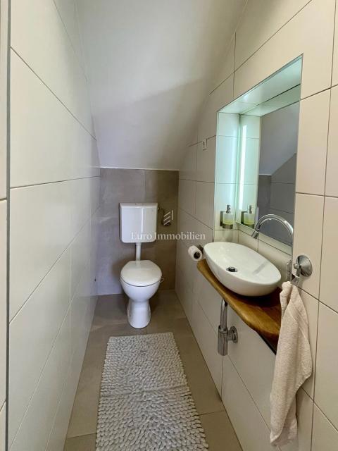 Moderna casa familiare con terrazze e giardino