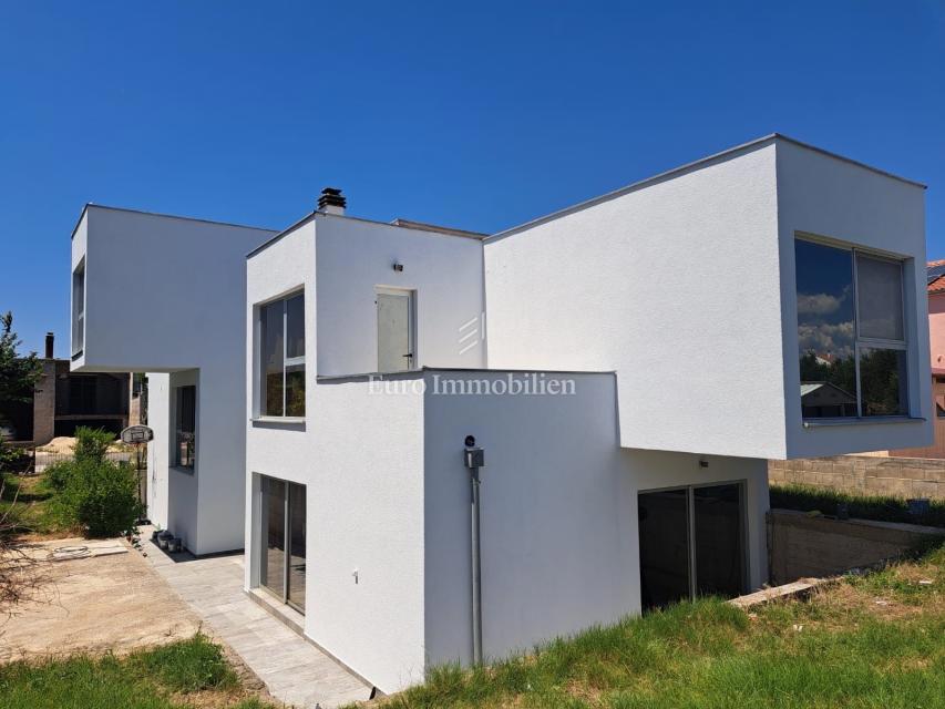 Moderna casa familiare con terrazze e giardino