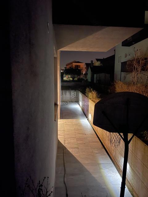 Moderna casa familiare con terrazze e giardino