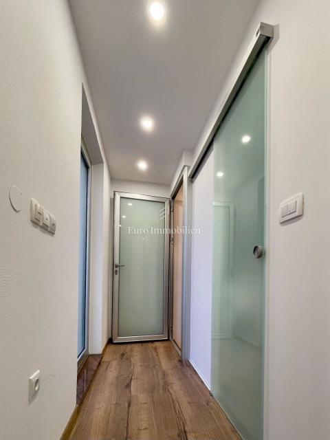 Moderna casa familiare con terrazze e giardino