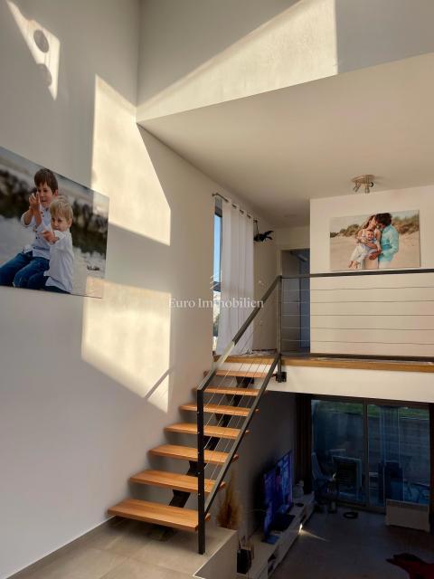 Moderna casa familiare con terrazze e giardino