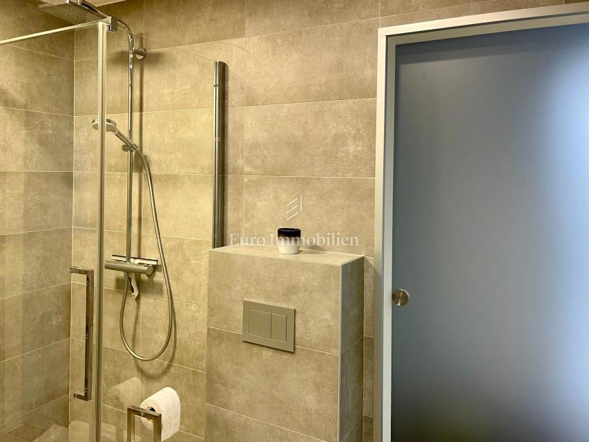 Moderna casa familiare con terrazze e giardino