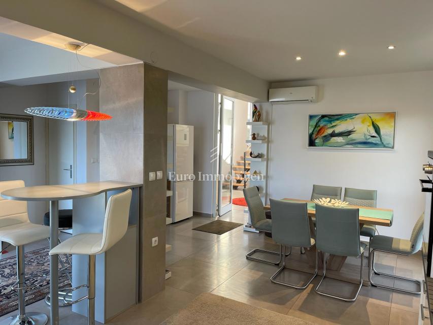 Moderna casa familiare con terrazze e giardino