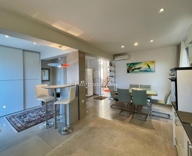 Moderna casa familiare con terrazze e giardino