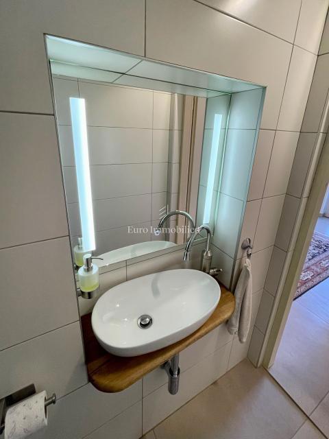 Moderna casa familiare con terrazze e giardino