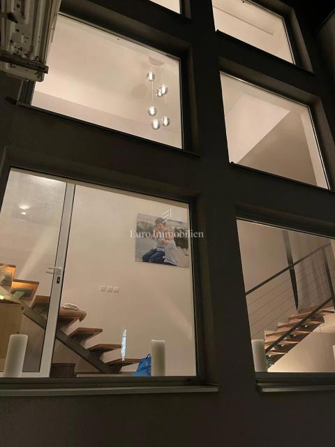 Moderna casa familiare con terrazze e giardino