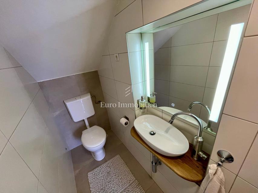 Moderna casa familiare con terrazze e giardino