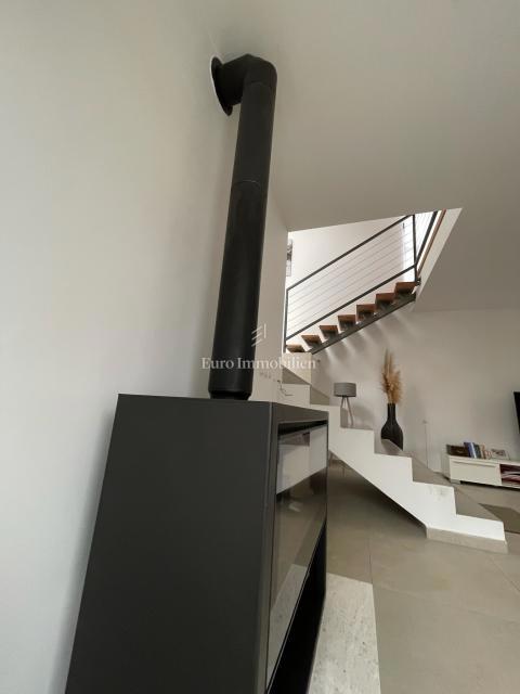 Moderna casa familiare con terrazze e giardino