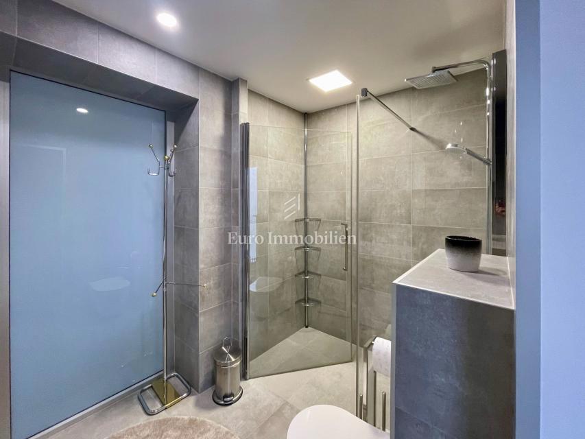 Moderna casa familiare con terrazze e giardino