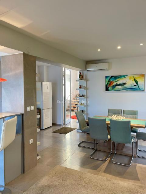 Moderna casa familiare con terrazze e giardino