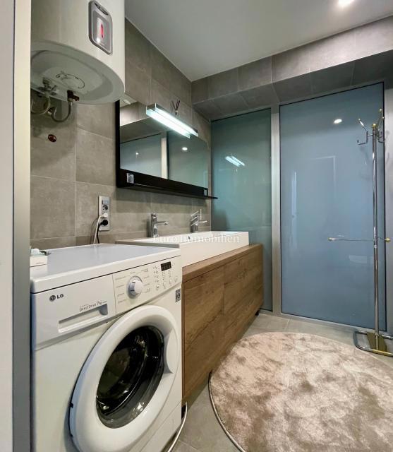 Moderna casa familiare con terrazze e giardino