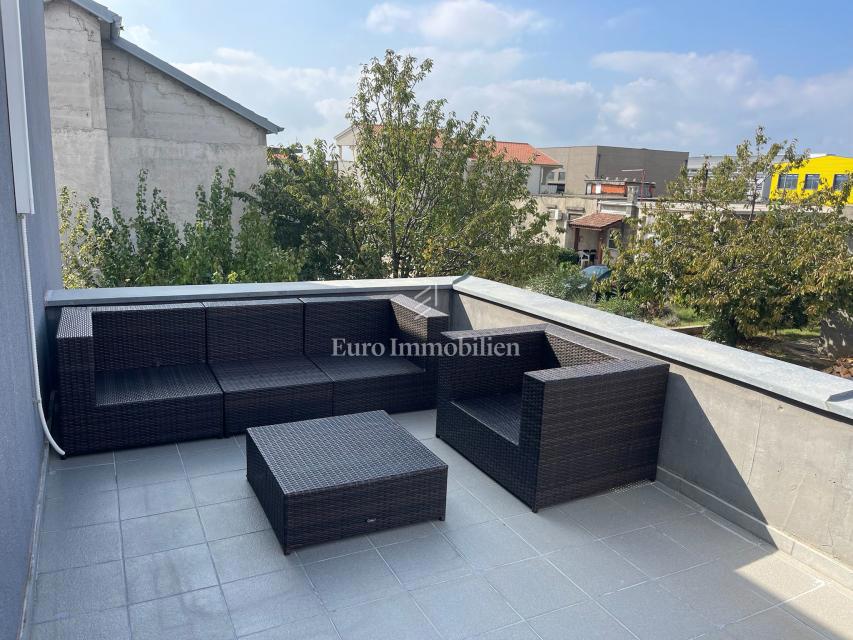 Moderna casa familiare con terrazze e giardino