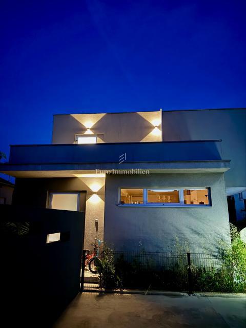 Moderna casa familiare con terrazze e giardino