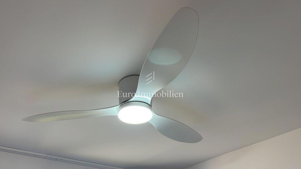 Moderna casa familiare con terrazze e giardino