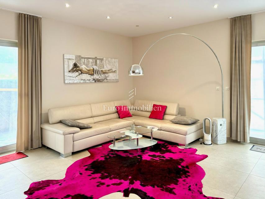 Moderna casa familiare con terrazze e giardino