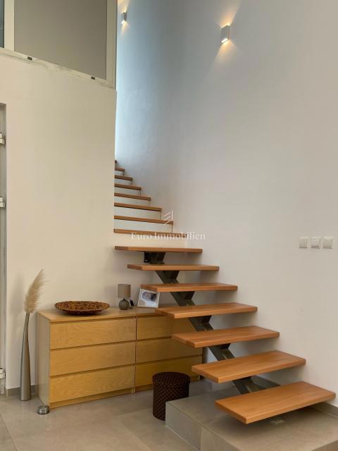 Moderna casa familiare con terrazze e giardino