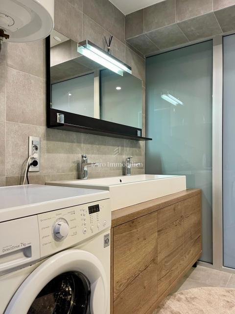 Moderna casa familiare con terrazze e giardino